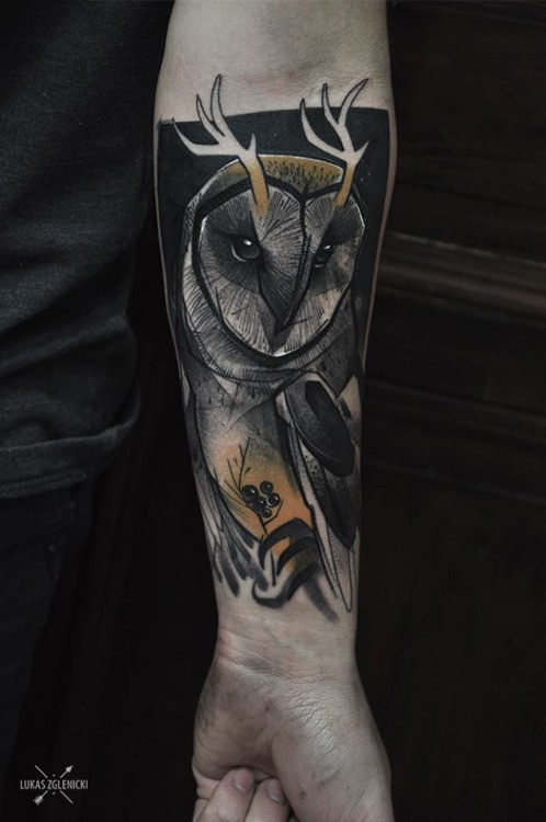 手臂彩色素描风格的猫头鹰纹身图片