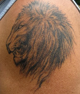 肩部棕色狮子头纹身图片