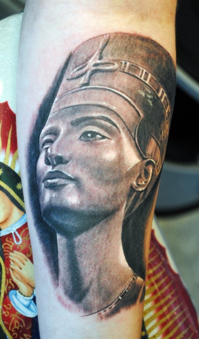 手臂黑灰埃及女王雕像纹身图案