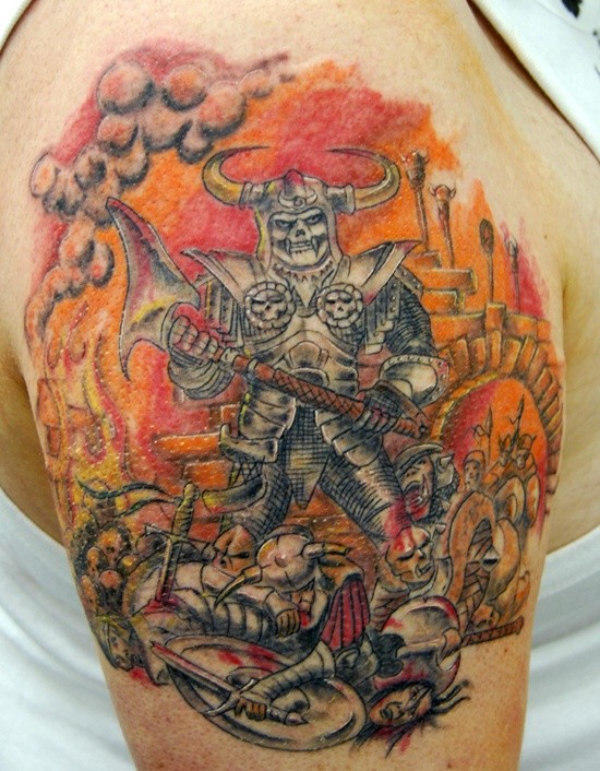 肩部彩色战士骨架与斧头纹身图案