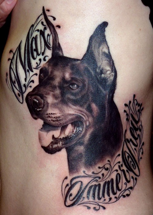 黑色杜宾犬和英文字母纹身图案