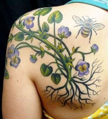 背部彩色花朵和蜜蜂纹身图案