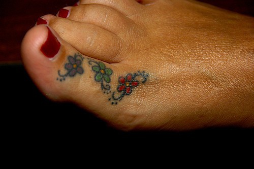 女性脚趾彩色三小花纹身图案