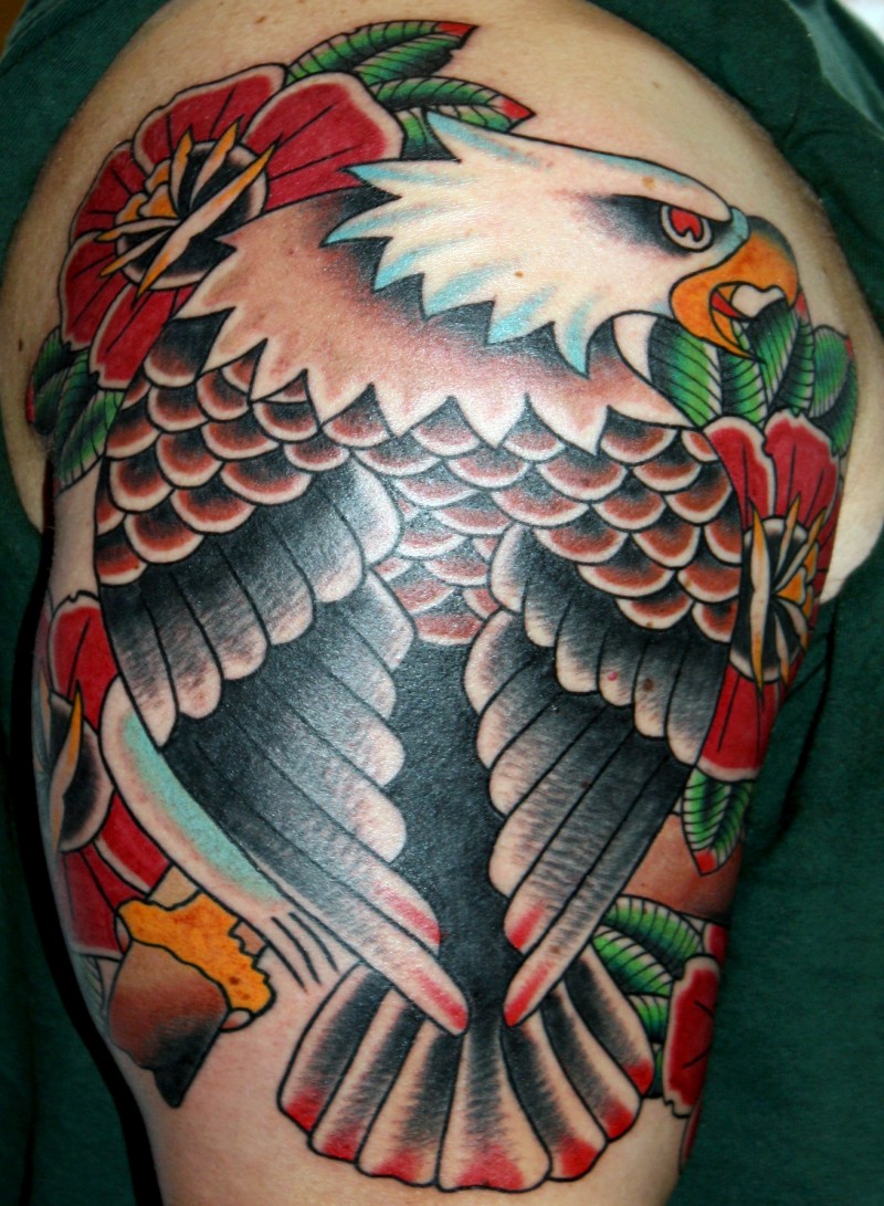 大臂old school彩色经典的鹰与花朵纹身图案