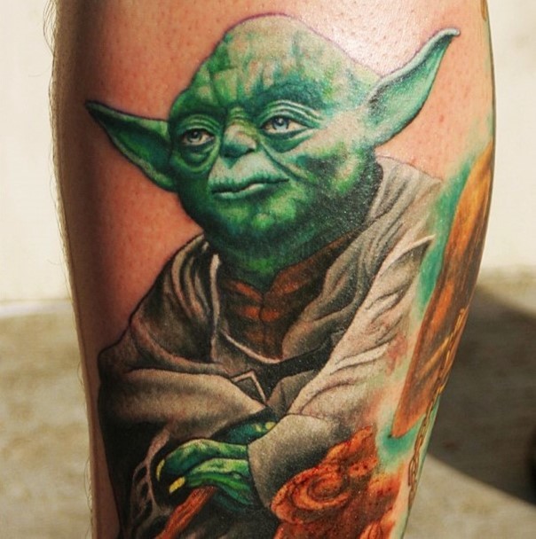 小腿彩绘绿色的尤达纹身图案