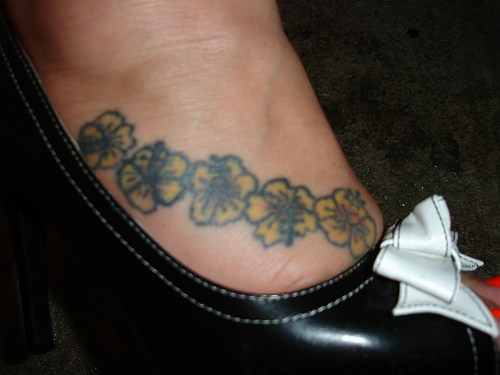 脚部彩色黄色小木槿花纹身图片