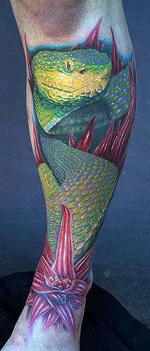 腿部彩色逼真的蛇纹身图案