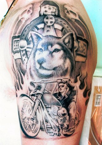 大臂狼头摩托车和火焰纹身图案