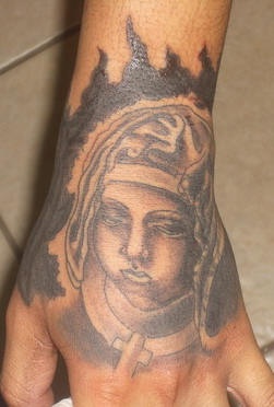 手部灰色谨慎的修女肖像纹身图片