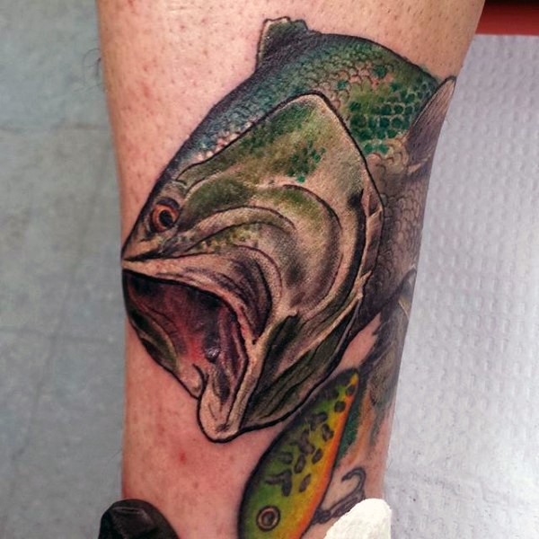 小腿逼真的鱼纹身图案