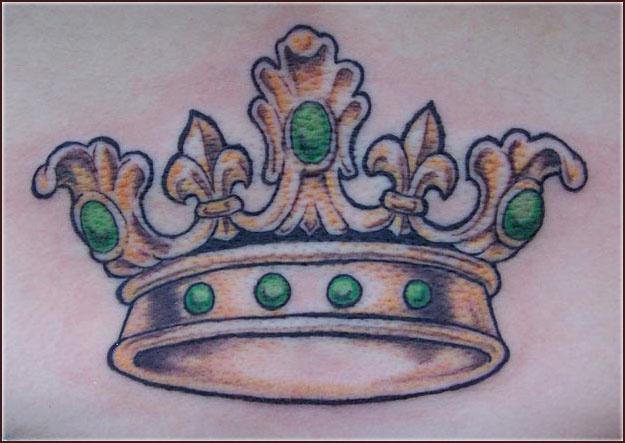带有绿色宝石金色皇冠纹身图案