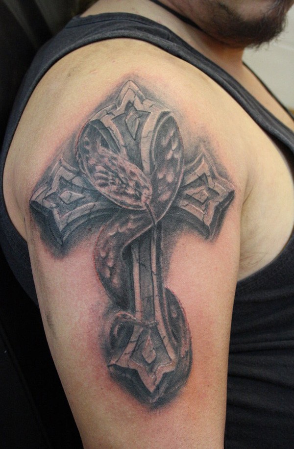 大臂石头十字架和蛇纹身图案