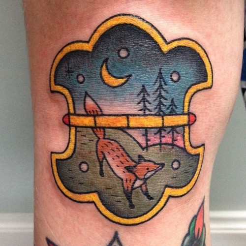 手臂古老的彩色狐狸在森林纹身图案