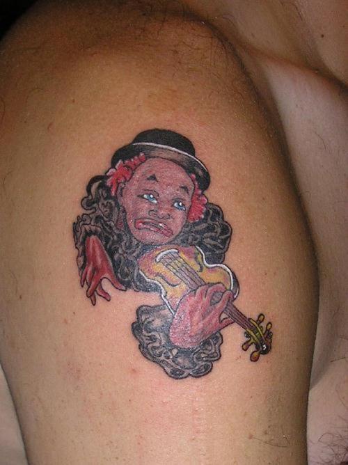 悲伤的小丑演奏小提琴纹身图案