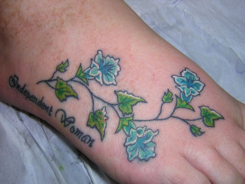 脚背彩色花朵与英文字母纹身图片