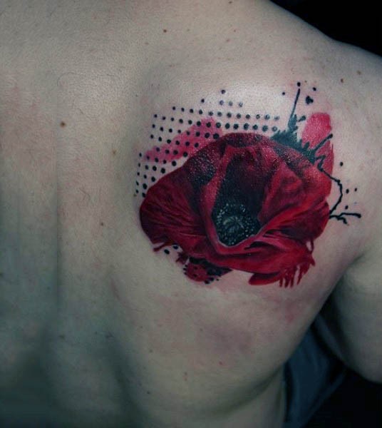 后肩上红色逼真的小花朵纹身图片