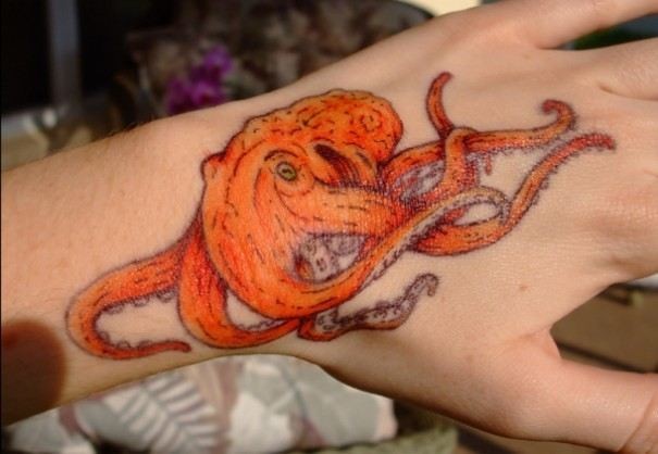 手部彩色可爱的章鱼纹身图案
