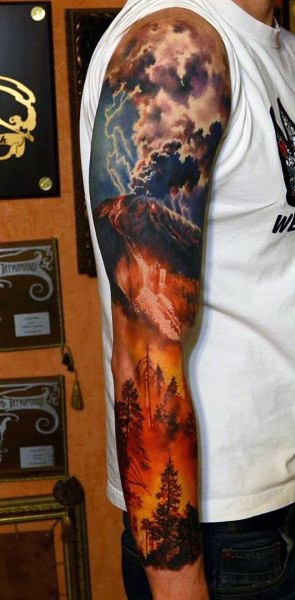手臂彩色火山与森林纹身图案