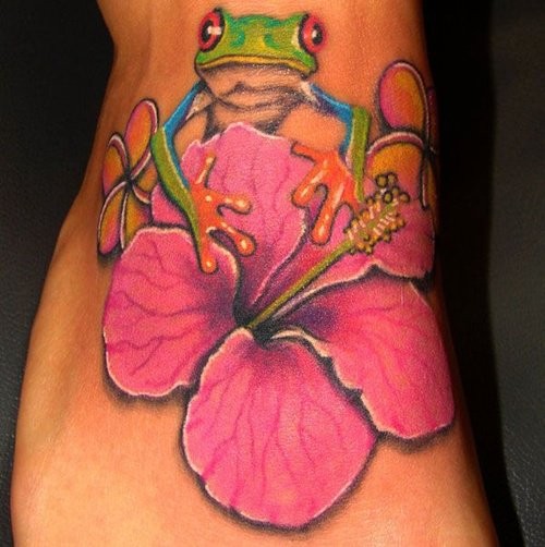 脚背粉红色的芙蓉花与青蛙纹身图案