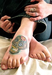 女性脚背彩色骷髅头纹身图案