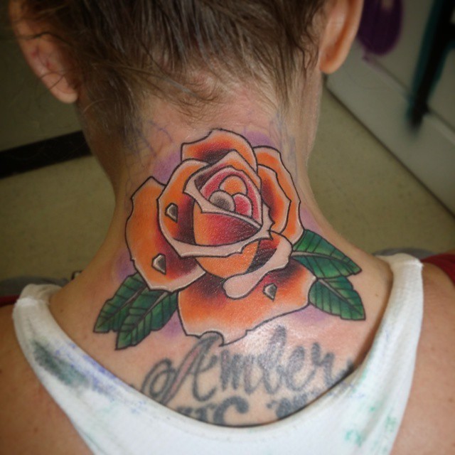 女性老学校彩色脖子上的玫瑰花纹身