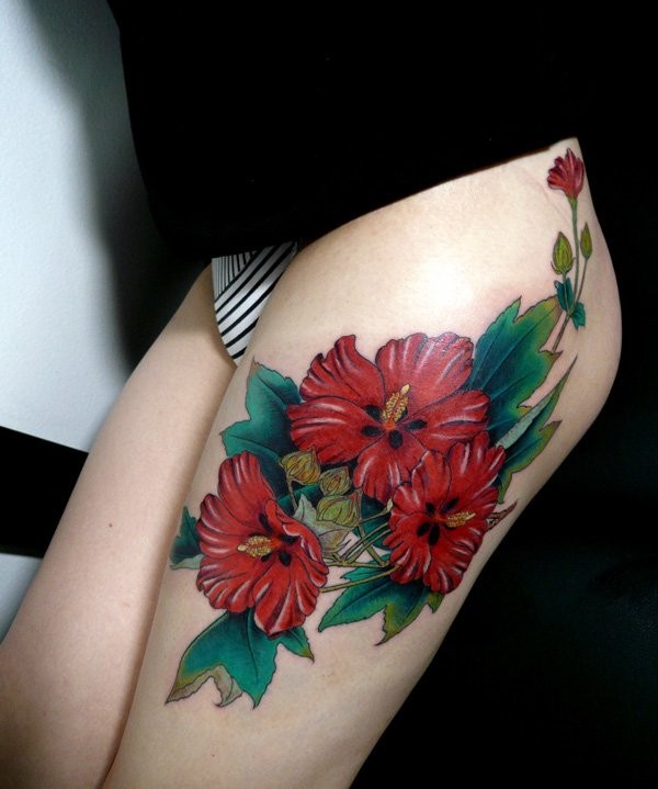 腿部大红色鲜花朵纹身图案