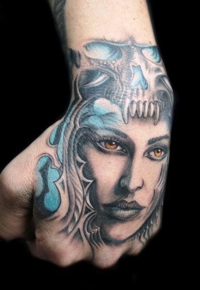 手背彩色女人脸与骷髅纹身图案