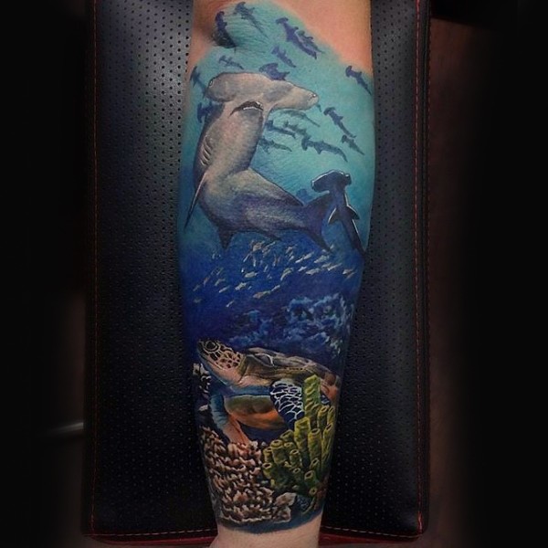 手臂逼真的水下鲨鱼和海龟纹身图片