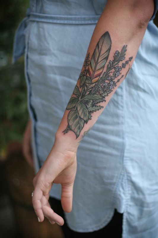女生手臂植物野花和羽毛纹身图案