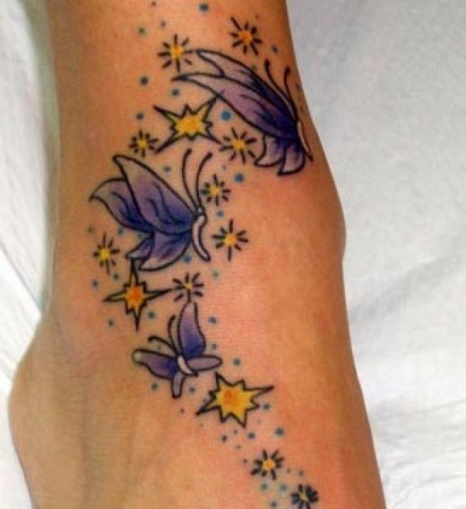 脚背彩色漂亮的蝴蝶和星星纹身图片