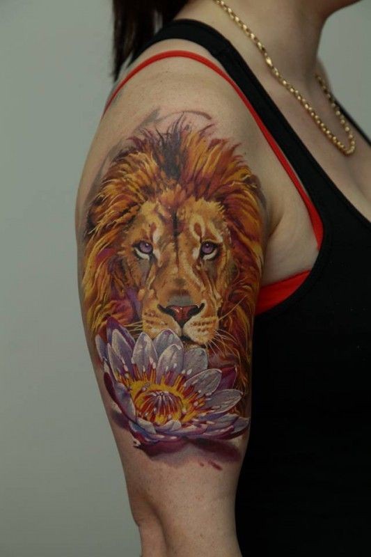 女性肩部彩色漂亮的狮子和莲花纹身图案