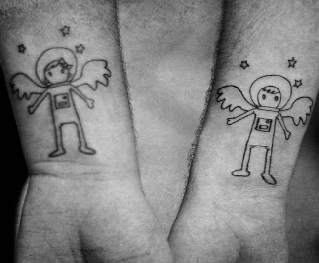 手腕简约的宇航员男孩和女孩纹身