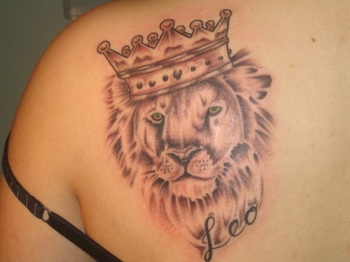 狮子王和皇冠纹身图案