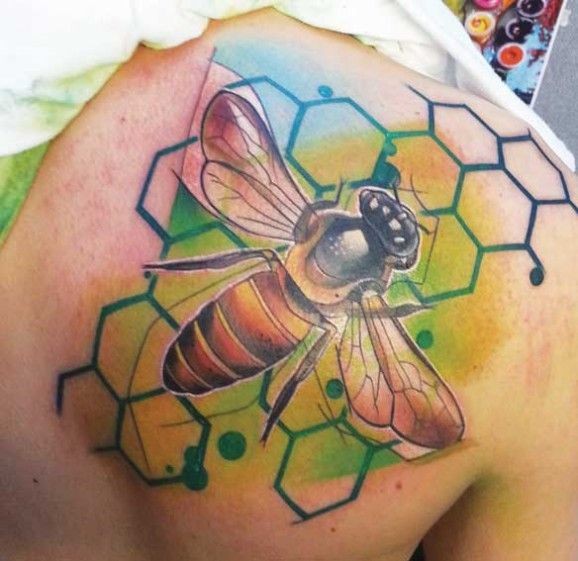 肩部丰富多彩的蜜蜂和蜂窝纹身图案