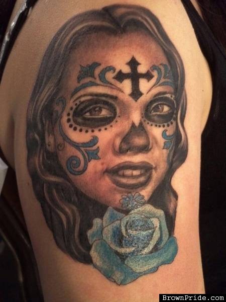 手臂墨西哥风格彩色女性肖像和十字架花朵纹身图案