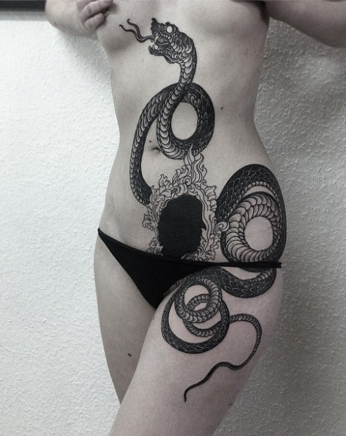 女孩腹部大腿蛇纹身图片