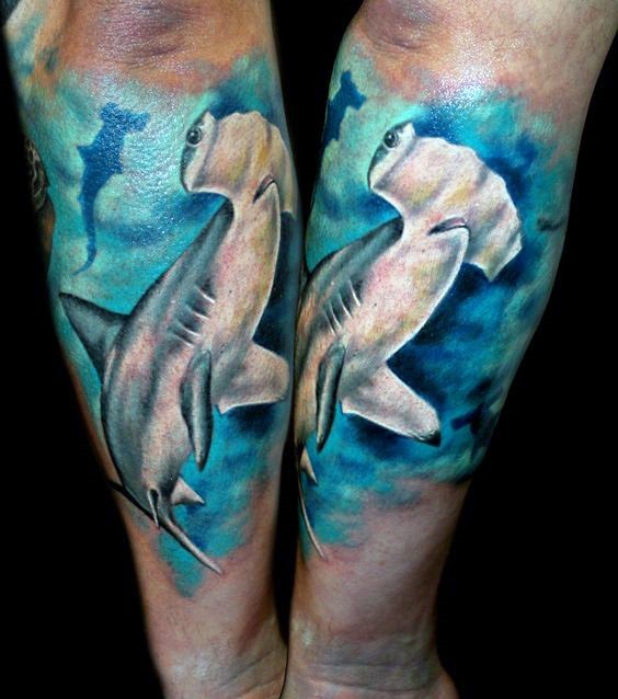 手臂现实主义风格的彩色锤头鲨纹身图案