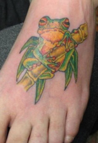 脚部彩色青蛙和竹子纹身图片