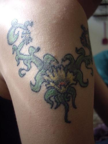 腿部彩色藤蔓和黄色花朵纹身图案