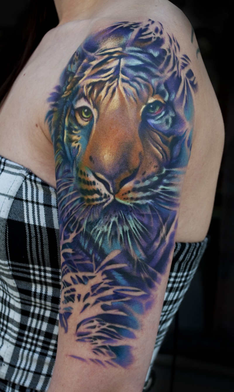 大臂写实风格的老虎彩色纹身图案