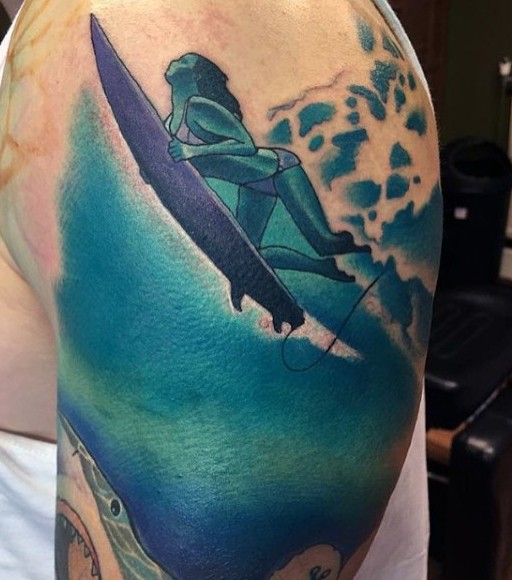 大臂冲浪的女性与鲨鱼纹身图案