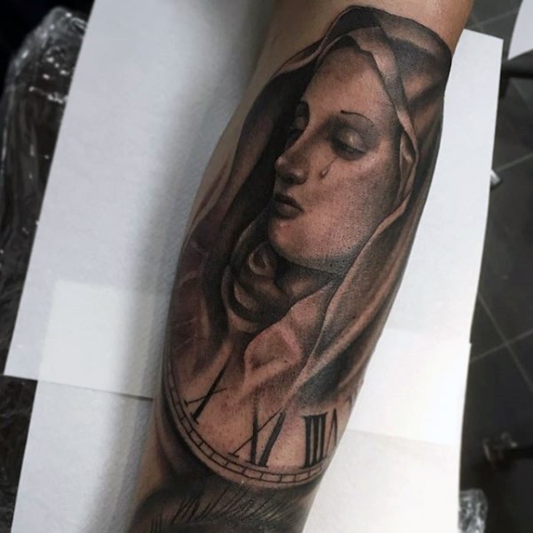 手臂雕刻风格的哭泣女人与时钟纹身图案