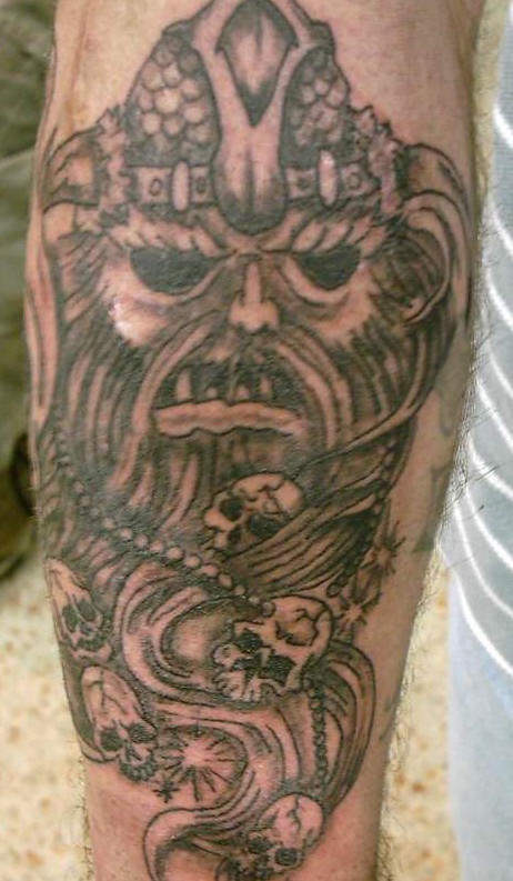 手臂棕色海盗和骷髅头纹身图片