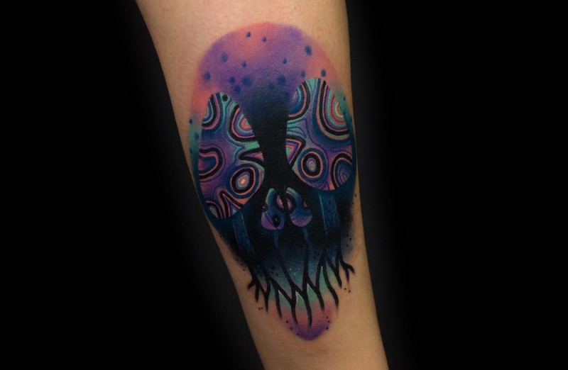 手臂新风格的彩色神秘树和饰品纹身