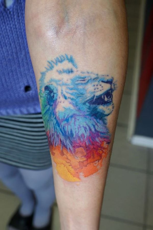 手臂有趣的水彩色狮子头纹身图案