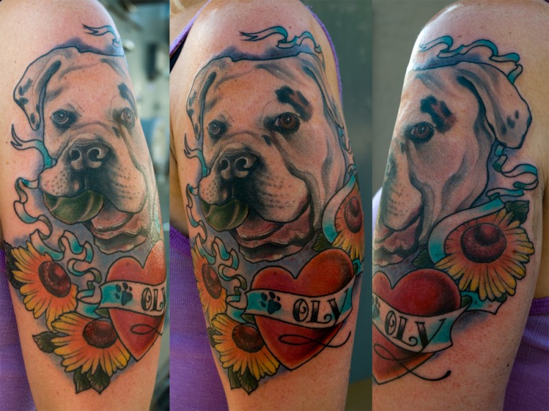 大臂彩色大狗心形和英文字母纹身图案