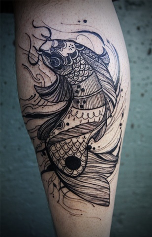 男性腿部黑色线条鱼纹身图案