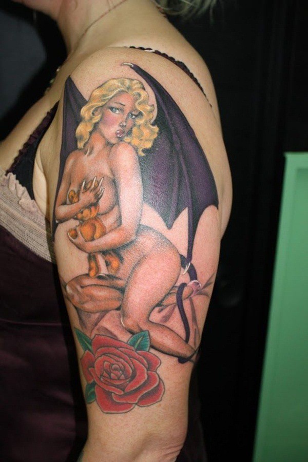 手臂非常诱人的裸体女人纹身图案