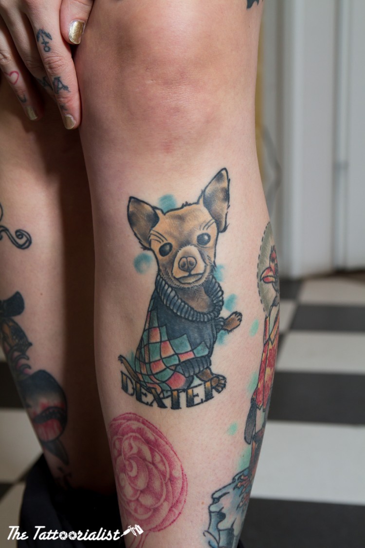 小腿插画风格有趣的狗和字母纹身图案