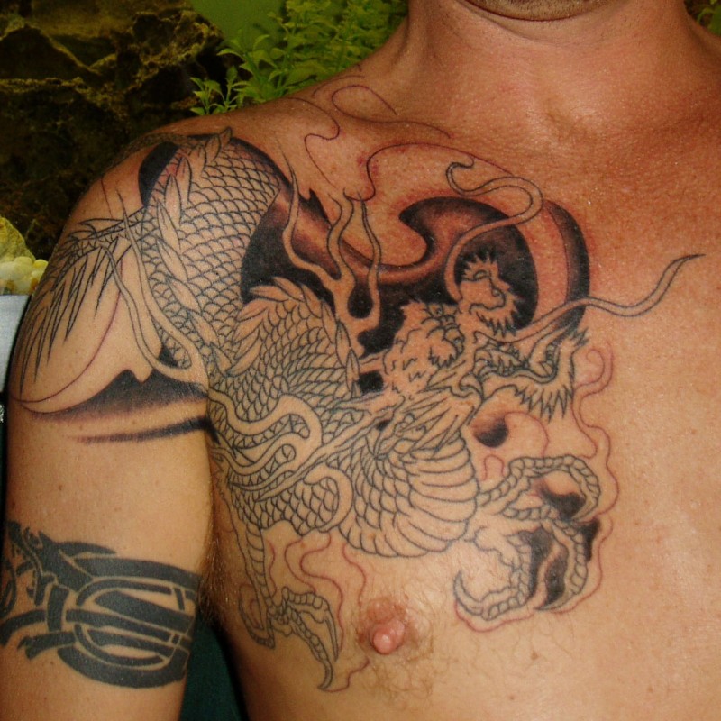 男子肩上的大型龙纹身图案